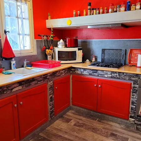 Privee Chez L'habitant En Rez-de-jardin Homestay Saint-Raphael (Var)
