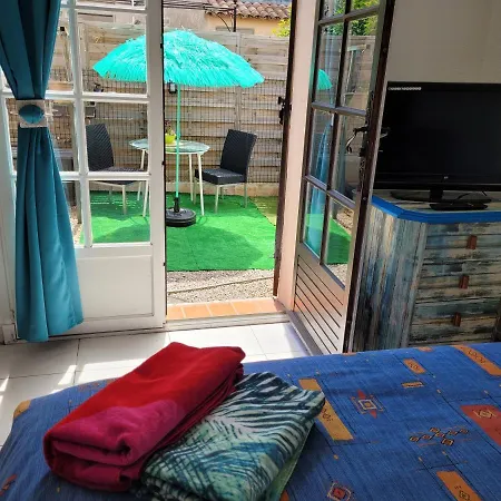 Privee Chez L'habitant En Rez-de-jardin Homestay Saint-Raphael (Var)